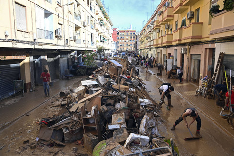 Foto yang diambil pada tanggal 1 November 2024 ini menunjukkan dampak banjir yang menghancurkan di daerah pemukiman di kota Alfafar, di wilayah Valencia, Spanyol bagian timur.  Foto: Jose Jordan/AFP