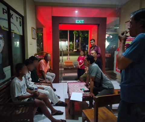 Tiga anak korban kecelakaan saat diperiksa di kantor polisi. Foto: Dok. Polres Bantul