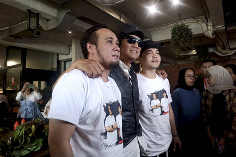 Ikang Fawzi dan D'Paken rilis single Rindu Tiada Bertepi, kawasan Tebet, Jakarta Selatan, Jumat (1/11/2024).  Foto: Giovanni/kumparan