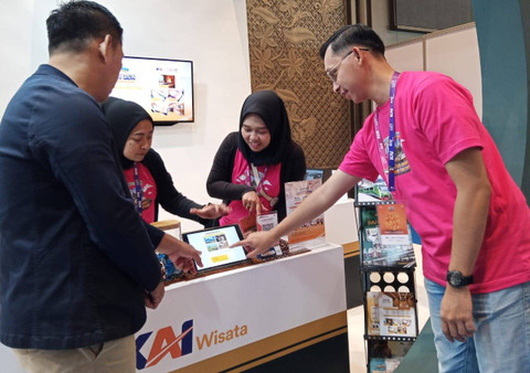 Booth KAI Wisata yang menyediakan layanan kereta istimewa. 