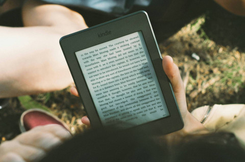 Ilustrasi Contoh Social Function Narrative Text. Sumber: Unsplash/James Tarbotton