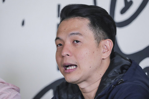 Produser sekaligus Sutradara film Cinta Tak Seindah Drama Korea Ernest Prakasa menjawab pertanyaan wartawan saat kunjungan ke kumparan di Jati Padang, Pasar Minggu, Jakarta, Jumat (1//11/2024). Foto: Darryl Ramadhan/kumparan