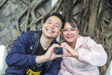 Produser Ernest Prakasa (kiri) dan Sutradara film Cinta Tak Seindah Drama Korea Meira Anastasia (kanan) berpose saat kunjungan ke kumparan di Jati Padang, Pasar Minggu, Jakarta, Jumat (1//11/2024). Foto: Darryl Ramadhan/kumparan