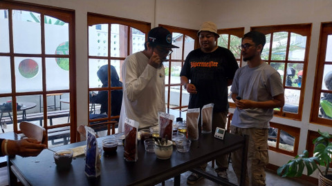 Proses menghirup biji kopi dari Public Cupping. Foto: Alycia Tracy Nabila/Hi!Pontianak