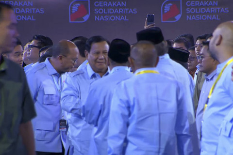 Presiden Prabowo Subianto berjabat tangan dengan relawan saat deklarasi Gerakan Solidaritas Nasional (GSN) di Indonesia Arena, Gelora Bung Karno, Jakarta, Sabtu (2/11/2024). Foto: YouTube/ Sekretariat Presiden