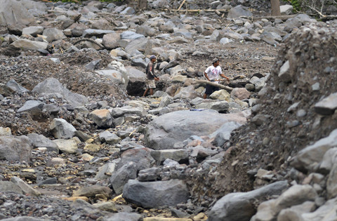 Warga menambang material bekas banjir lahar dingin Gunung Marapi di sungai Batang Lona, Nagari Sungai Jambu, Tanah Datar, Sumatera Barat, Sabtu (2/11/2024). Foto: Iggoy el Fitra/ANTARA FOTO 