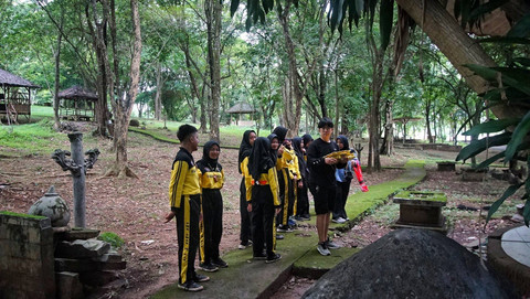 Aktivitas siswa sekolah yang kerap menggunakan kawasan wisata religi Bukit Siguntang Palembang untuk berkegiatan, Sabtu (2/11) Foto: ary/urban id