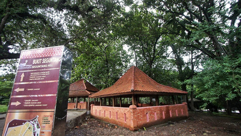 Komplek pemakanan yang ada di kawasan wisata religi Bukit Siguntang Palembang, Sabtu (2/11) Foto: ary/urban id