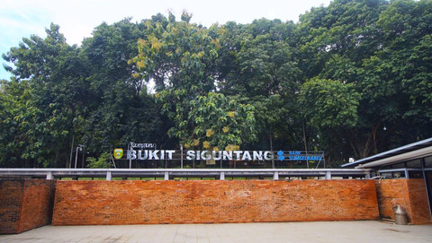 Plang nama dengan disain instagramable untuk mempercantik kawasan wisata religi Bukit Siguntang Palembang, Sabtu (2/11) Foto: ary/urban id