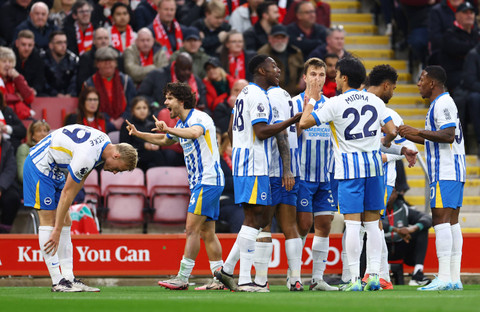 Ferdi Kadioglu dari Brighton & Hove Albion merayakan gol pertama mereka bersama rekan setimnya saat menghadapi Liverpool di Anfield, Liverpool, Inggris, 2 November 2024. Foto: REUTERS/Molly Darlington