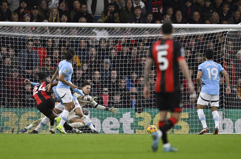 Antoine Semenyo dari AFC Bournemouth mencetak gol pertama mereka saat melawan Manchester City di Vitality Stadium, Bournemouth, Inggris, 2 November 2024. Foto: REUTERS/Tony O Brien