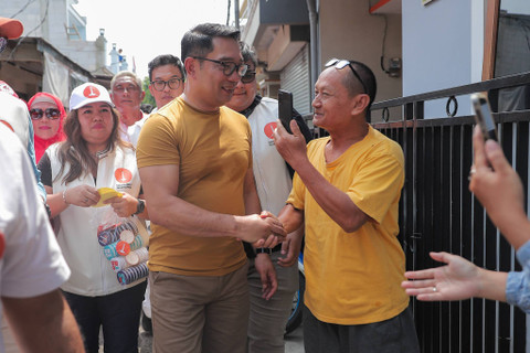 Calon Gubernur Jakarta nomor urut 01 Ridwan Kamil menyapa warga Kebon Pala, Jakarta, Minggu (3/11/2024). Foto: Iqbal Firdaus/kumparan