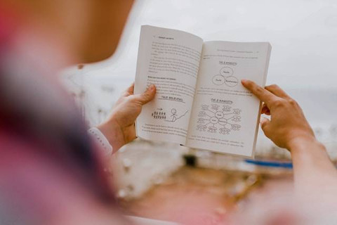 Contoh Kajian Pustaka. Foto Hanya Ilustrasi. Sumber Foto: Unsplash.com/Austin Distel