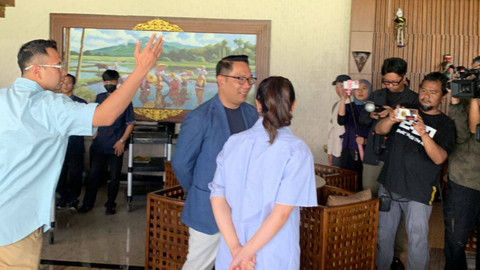 Cagub Jakarta nomor urut 01 Ridwan Kamil makan siang bersama selebritas sekaligus Utusan Khusus Presiden Raffi Ahmad beserta istrinya Nagita Slavina di Telaga Senayan, Jakarta, Minggu (3/11/2024). Foto: Luthfi Humam/kumparan