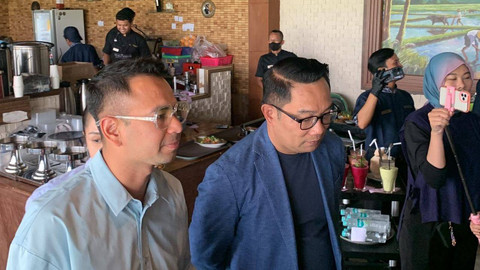 Cagub Jakarta nomor urut 01 Ridwan Kamil makan siang bersama selebritas sekaligus Utusan Khusus Presiden Raffi Ahmad beserta istrinya Nagita Slavina di Telaga Senayan, Jakarta, Minggu (3/11/2024). Foto: Luthfi Humam/kumparan