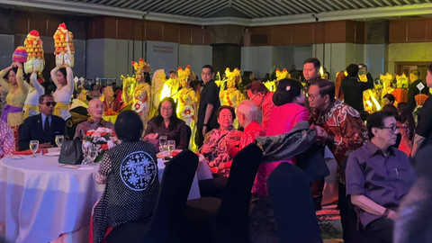 Presiden ke-5 Megawati Soekarnoputri, Try Sutrisno, Pramono Anung hingga Rano Karno menghadiri peluncuran buku Sang Saka Melilit Perut Megawati dan perayaan ulang tahun ke 80 Guntur Soekarno, di Puri Agung Sahid Jaya Hotel, Jakarta, Minggu (3/11). Foto: Haya Syahira/kumparan