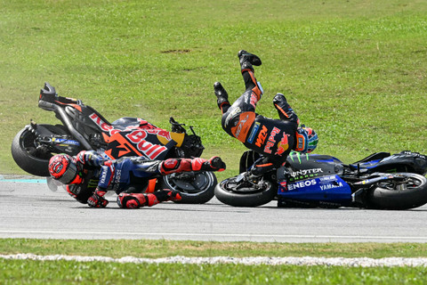 Pebalap Fabio Quartararo dan Brad Binder terjatuh setelah bertabrakan selama MotoGP Grand Prix Malaysia di Sirkuit Internasional Sepang di Sepang, Malaysia, Minggu (3/11/2024). Foto: MOHD RASFAN / AFP