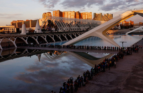 Para relawan mengantre untuk mendapatkan panduan tentang cara memberikan bantuan kepada korban banjir di di Ciudad de las Arts y las Ciencias, Valencia, Spanyol, Sabtu (2/11/2024). Foto: Susana Vera/REUTERS 