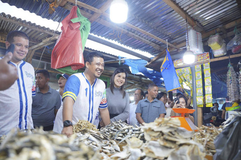 Calon Gubernur Sumut nomor urut 1, Bobby Nasution dan istri Kahiyang Ayu di Pasar Pagi Gunungsitoli, Nias, Minggu (3/11/2024). Foto: Dok. Istimewa