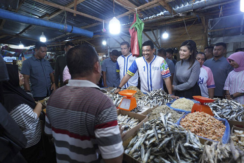 Calon Gubernur Sumut nomor urut 1, Bobby Nasution dan istri Kahiyang Ayu di Pasar Pagi Gunungsitoli, Nias, Minggu (3/11/2024). Foto: Dok. Istimewa