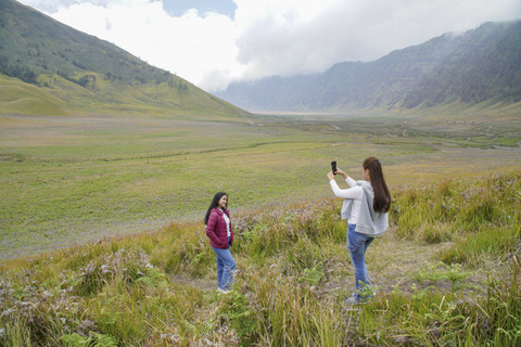 Wisatawan mengabadikan gambar saat mengunjungi kawasan Taman Nasional Bromo Tengger Semeru (TNBTS), di Probolinggo, Jawa Timur, Minggu (3/11/2024). Foto: Irfan Sumanjaya/ANTARA FOTO