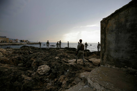 Tentara Lebanon memeriksa pantai di lokasi pendaratan yang dilaporkan untuk "pasukan komando angkatan laut" yang menculik seorang pelaut Lebanon menurut sumber militer, di kota pesisir utara Batroun, Lebanon, Sabtu (2/11/2024). Foto: Ibrahim Chalhoub / AFP