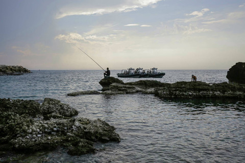 Tentara Lebanon memeriksa pantai di lokasi pendaratan yang dilaporkan untuk "pasukan komando angkatan laut" yang menculik seorang pelaut Lebanon menurut sumber militer, di kota pesisir utara Batroun, Lebanon, Sabtu (2/11/2024). Foto: Ibrahim Chalhoub / AFP