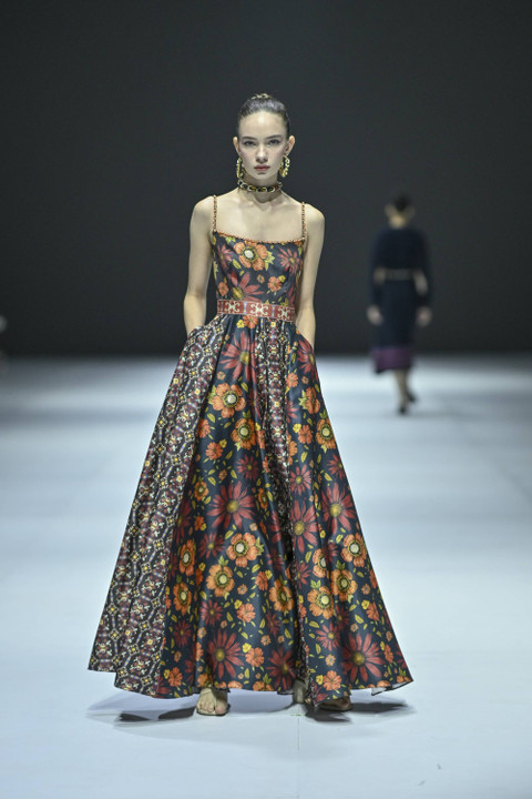 Koleksi "Serumpun" oleh brand VOTUM Heritage Sebastian Gunawan dan Cristina Panarese di Jakarta Fashion Week 2025, 25 Oktober 2024. Foto: dok. Jakarta Fashion Week