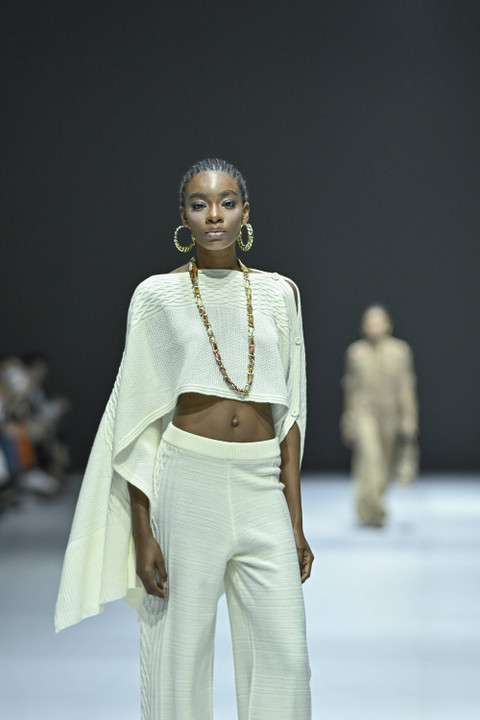 Koleksi "Serumpun" oleh brand VOTUM Heritage Sebastian Gunawan dan Cristina Panarese di Jakarta Fashion Week 2025, 25 Oktober 2024. Foto: dok. Jakarta Fashion Week