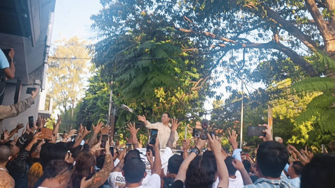 Presiden Prabowo Subianto saat mengunjungi cakada Kim Plus di sebuah restoran di Kota Denpasar, Bali, Minggu (3/11/2024). Foto: Denita BR Matondang/kumparan