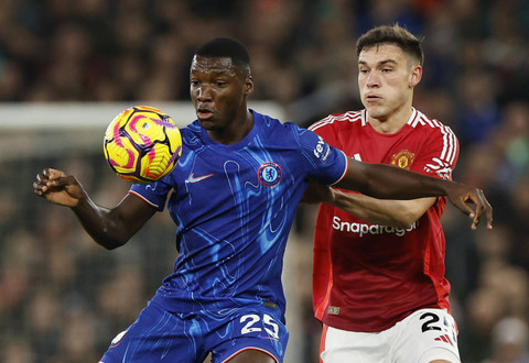 Pemain Chelsea Moises Caicedo beraksi dengan pemain Manchester United Manuel Ugarte pada pertandingan Liga Inggris antara Manchester United melawan Chelsea di Old Trafford, Manchester, Inggris, Minggu (3/11/2024). Foto: Jason Cairnduff/REUTERS