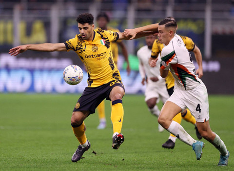 Jay Idzes saat Venezia bertandang ke San Siro melawan Inter Milan di Liga Italia, Senin (4/11) dini hari WIB. Foto: Claudia Greco/REUTERS