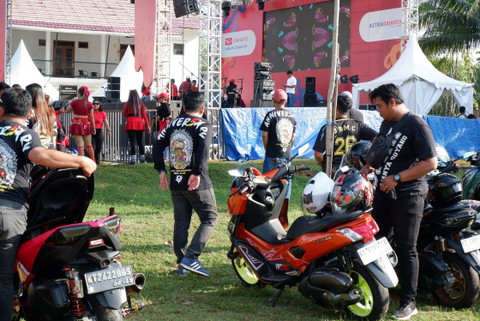 Sejumlah komunitas motor ramaikan Daihatsu Kumpul Sahabat Balikpapan 2024 di Pantai Kilang Mandiri. Foto: Sena Pratama/kumparan