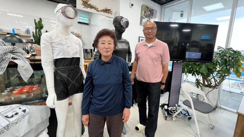 Park Geun Hyeon, penanggung jawab Tur Desa Haenyeo, Pulau Jeju, bersama salah satu Haenyeo, Han Soon Hwa. Foto: Gadi Kurniawan Makitan/kumparan