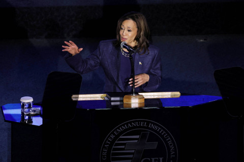 Calon presiden dari Partai Demokrat sekaligus Wakil Presiden AS Kamala Harris di Gereja Detroit, Michigan, Amerika Serikat, Minggu (3/11/2024). Foto: Leah Millis/REUTERS 