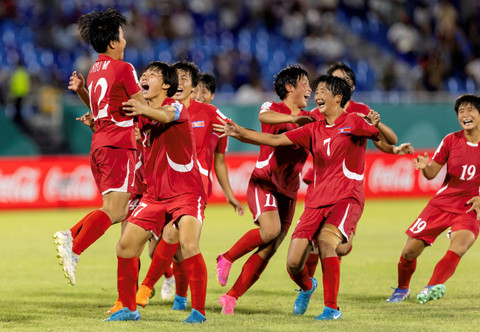 Selebrasi pemain Timnas Wanita Korea Utara usai mengalahkan Timnas Wanita Spanyol pada pertandingan final Piala Dunia Wanita U-17 2024 di Stadion Olimpico Felix Sanchez di Santo Domingo, Minggu (3/11/2024). Foto: Nelson Pulido / AFP