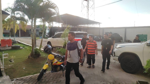 Oknum Anggota DPRD Singkawang saat dibawa ke Polres Singkawang. Foto: Dok. Instagram @satreskrimsingkawang