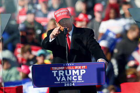 Calon presiden dari Partai Republik dan mantan Presiden AS Donald Trump saat kampanye di Lititz, Pennsylvania, AS, Minggu (3/11/2024). Foto: Eloisa Lopez/REUTERS