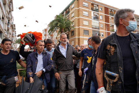 Raja Spanyol Felipe Paiporta mengunjungi lokasi terdampak banjir bandang di Paiporta, Valencia, Spanyol, Minggu (3/11/2024). Foto: Manaure Quintero / AFP