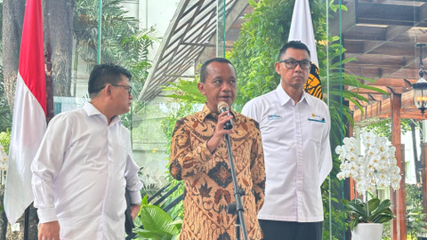 Menteri ESDM Bahlil Lahadalia dalam konferensi pers di kantornya. Foto: Ave Airiza Gunanto/kumparan