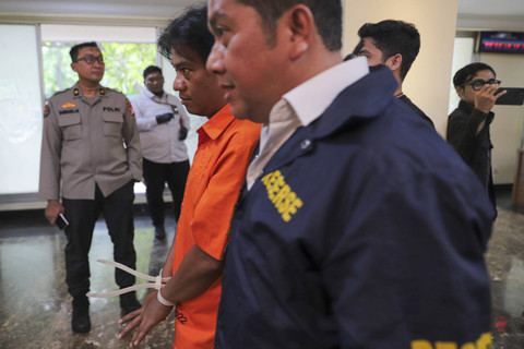 Petugas menghadirkan Fauzan Fahmi tersangka kasus pembunuhan pada konferensi pers di Ditreskrimum Polda Metro Jaya, Jakarta, Senin (4/11/2024). Foto: Iqbal Firdaus/kumparan