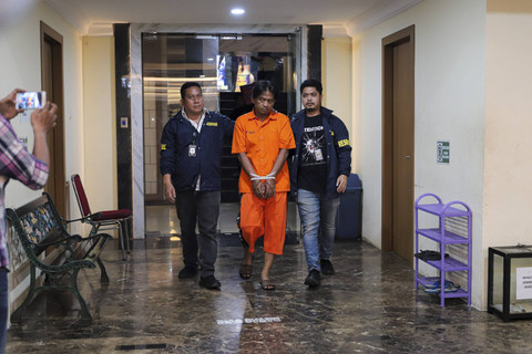 Petugas menghadirkan Fauzan Fahmi tersangka kasus pembunuhan pada konferensi pers di Ditreskrimum Polda Metro Jaya, Jakarta, Senin (4/11/2024). Foto: Iqbal Firdaus/kumparan