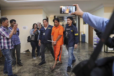 Petugas menghadirkan Fauzan Fahmi tersangka kasus pembunuhan pada konferensi pers di Ditreskrimum Polda Metro Jaya, Jakarta, Senin (4/11/2024). Foto: Iqbal Firdaus/kumparan