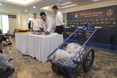 Petugas memperlihatkan barang bukti kasus pembunuhan oleh Fauzan Fahmi saat konferensi pers di Ditreskrimum Polda Metro Jaya, Jakarta, Senin (4/11/2024). Foto: Iqbal Firdaus/kumparan