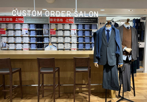 Area Uniqlo Custom Order di Uniqlo Shinjuku Honten. Foto: Avissa Harness/ kumparan