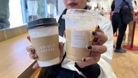 kumparanWOMAN mencoba hot dan ice coffee latte di Uniqlo Coffee. Foto: Avissa Harness/ kumparan