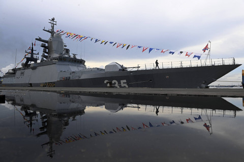 Prajurit Angkatan Laut Rusia melakukan patroli di dekat kapal perang RFS Gromky (335) saat bersandar di Dermaga Jamrud Utara, Pelabuhan Tanjung Perak, Surabaya, Jawa Timur, Senin (4/11/2024). Foto: Indrianto Eko Suwarso/ANTARA FOTO