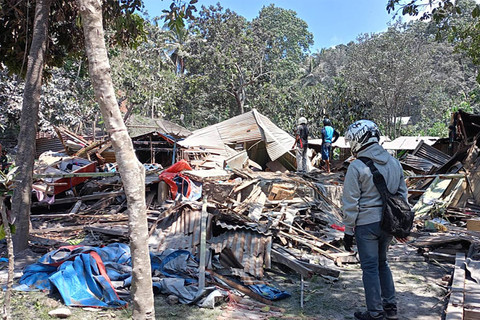 Warga melihat bangunan yang roboh terdampak erupsi Gunung Lewotobi Laki-Laki di Kabupaten Flores Timur, Nusa Tenggara Timur, Senin (4/11/2024). Foto: ANTARA FOTO/Humas Polres Flores Timur