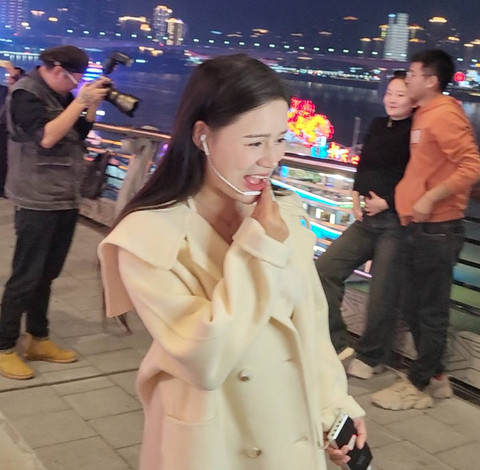 Live streamer di jalanan Chongqing, China, 9 November 2023. Dok: Antara/Desca Situmorang