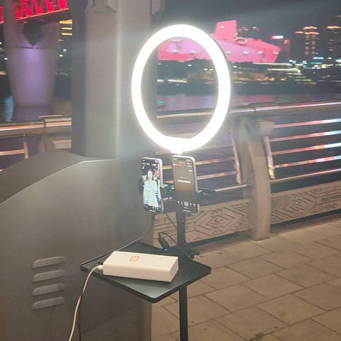 Peralatan yang dimiliki oleh seorang live streamer di jalanan Chongqing, China, 9 November 2023. Dok: Antara/Desca Lidya Natalia